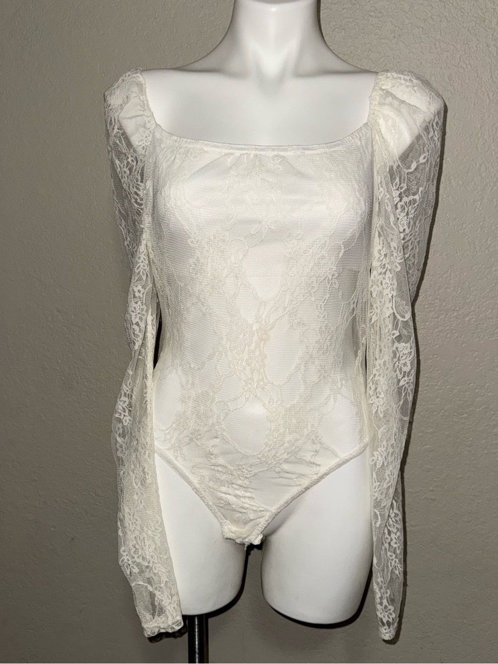 PrettyLittleThing White Lace Square Neck Long-Sleeve Bodysuit